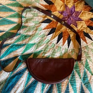 Lyons Leather Bee Bag Sling